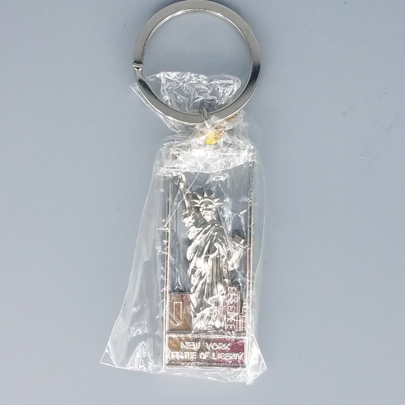 Statue of Liberty Silvertone Keychain - Picture 1 of 3